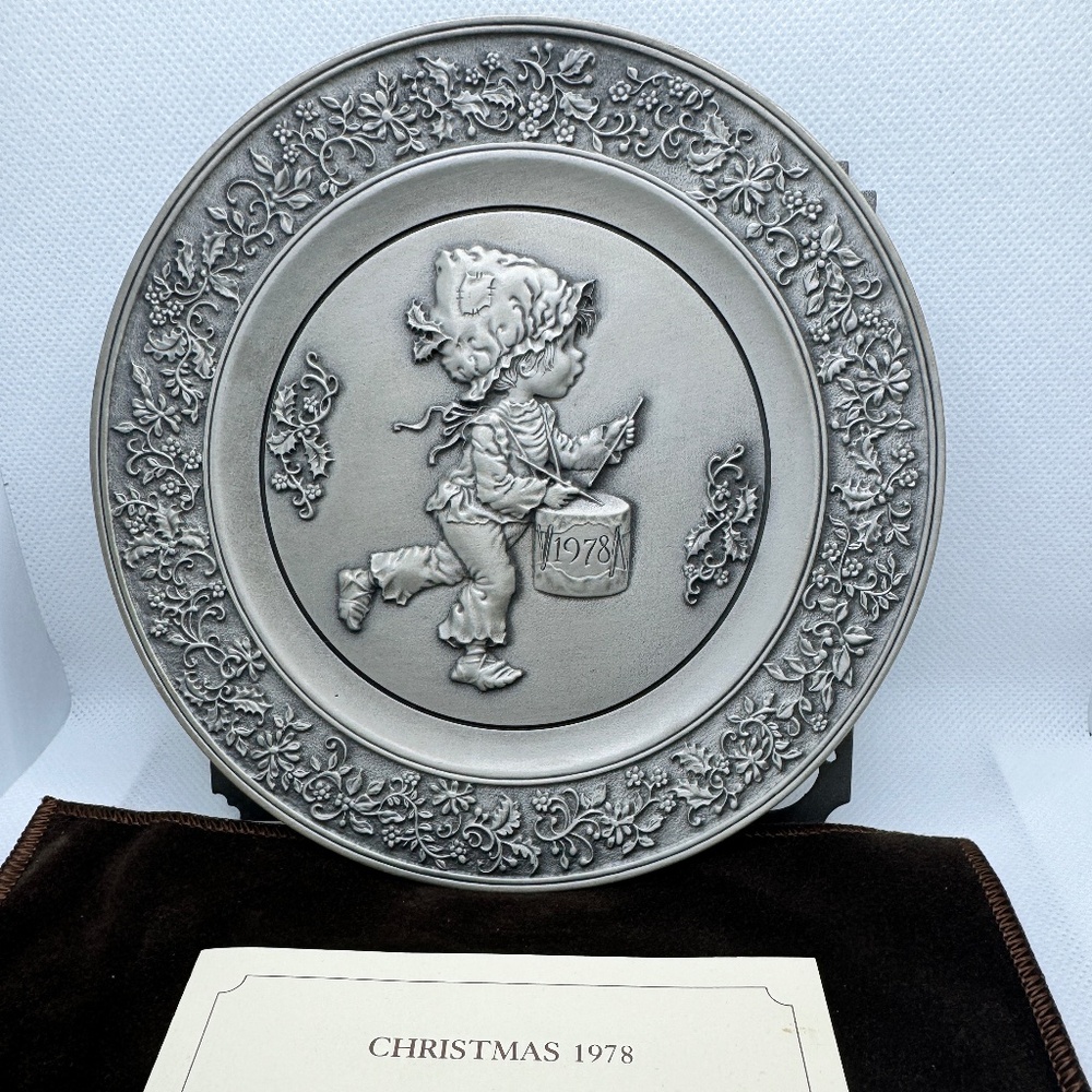 In mint condition with original box . 6" pewter keepsake collectable plates
